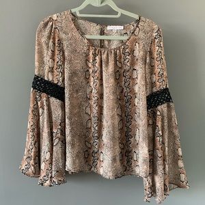 SALE 3/25$ ☀️Snake skin blouse